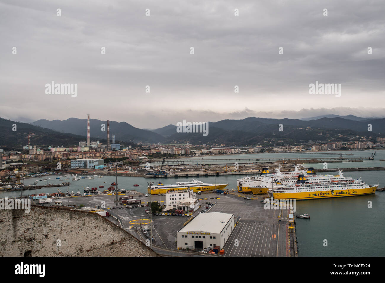 Vista del porto dalla S. Giacomo Fort a Vado Ligure, Italia Foto Stock