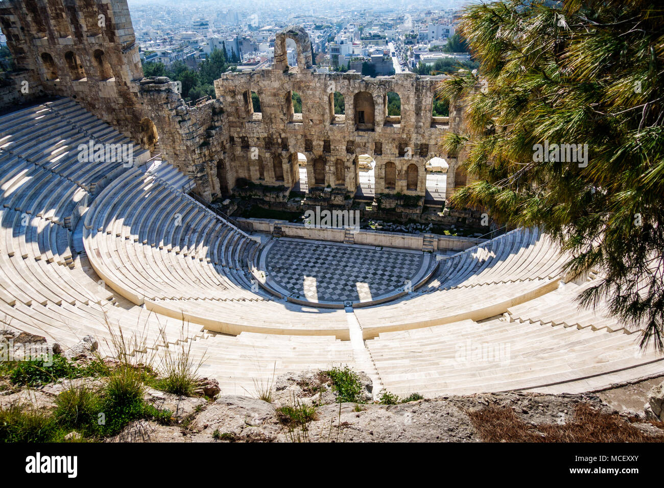 Odeon di Erode Attico e Cityscape, Atene, Grecia Foto Stock