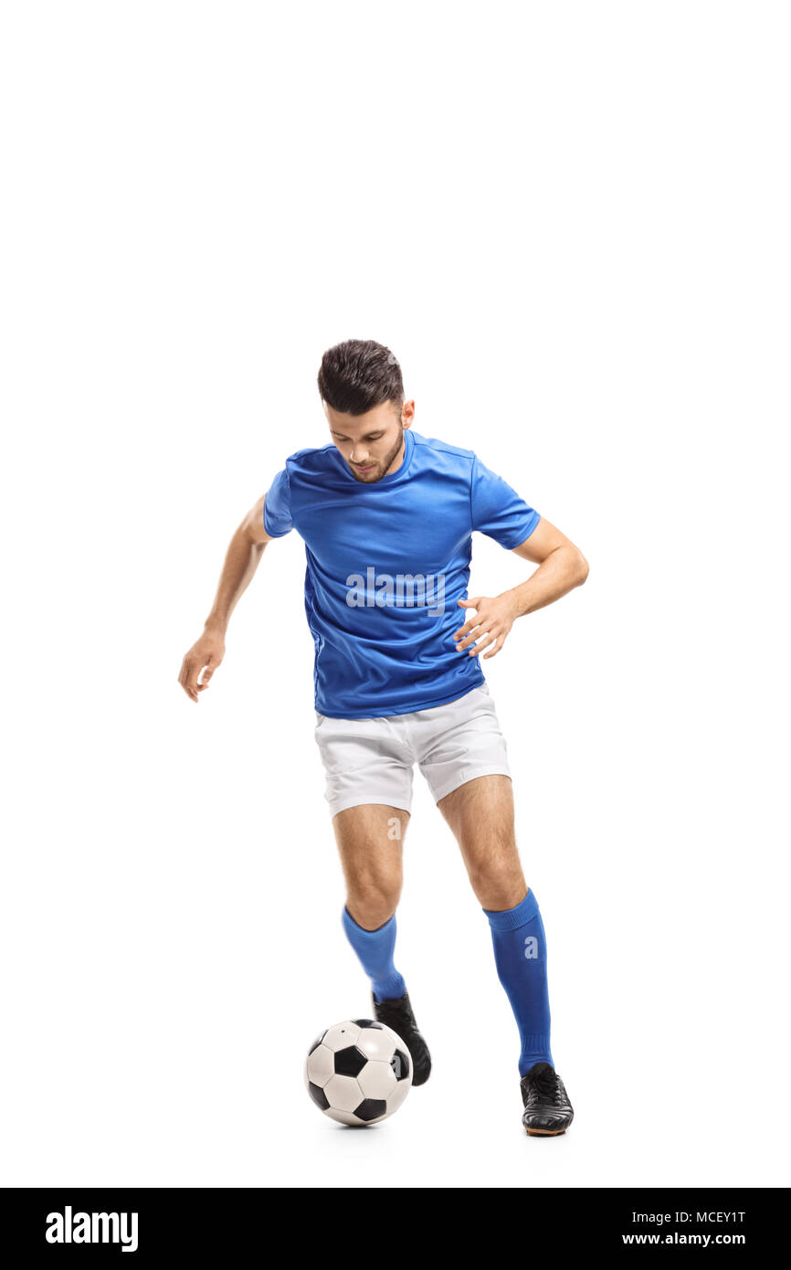 A piena lunghezza Ritratto di un giocatore di calcio dribbling isolati su sfondo bianco Foto Stock