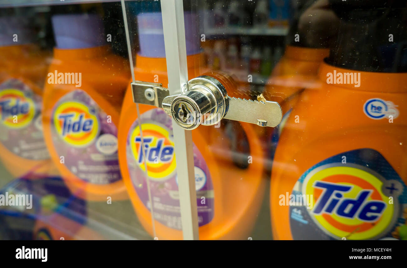 Pacchetti di Procter & Gamble il detergente Tide sono bloccati fino a dissuadere i ladri in un supermercato a New York martedì, 10 aprile 2018. Marea è la più grande vendita di detersivo nel mondo. (© Richard B. Levine) Foto Stock