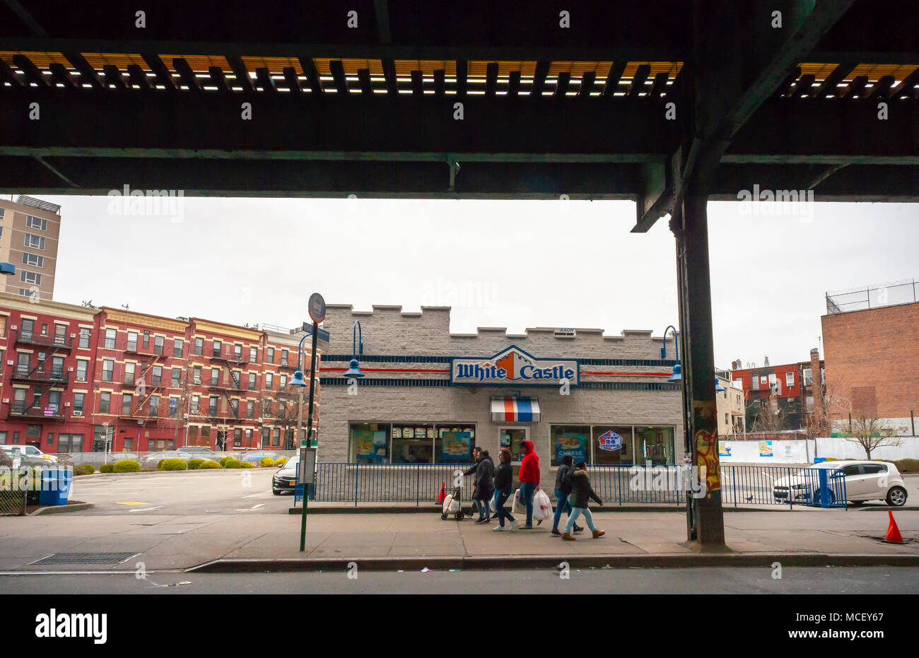 Il castello bianco debutta il cursore impossibile utilizzando a base di vegetali " carne " da impossibile alimenti, visto in un castello bianco di Brooklyn a New York Domenica, 15 aprile 2018. Impossibile alimenti senza carne di manzo macinato viene utilizzato per creare la nuova voce di menu, in precedenza disponibili solo in alto-fine fast ristoranti informali e attualmente è il menu è 140 ubicazioni in New York e Chicago zone.i cursori vende per $ 1,99, circa il doppio del prezzo del loro prodotto originale. (© Richard B. Levine) Foto Stock