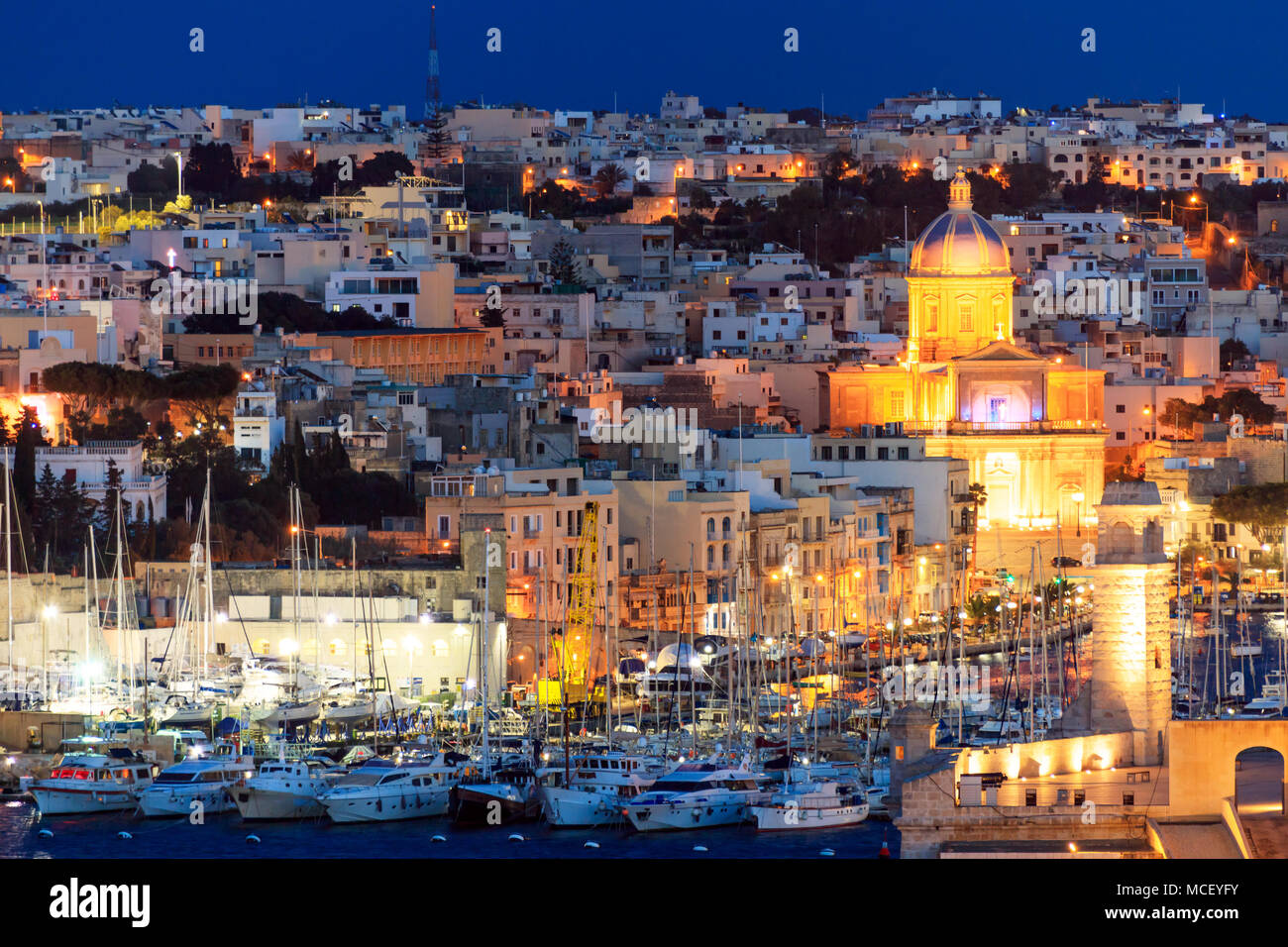 La Valletta, Malta. Yacht Marina e La Valletta vista da Upper Barrakka Gardens di sera Foto Stock
