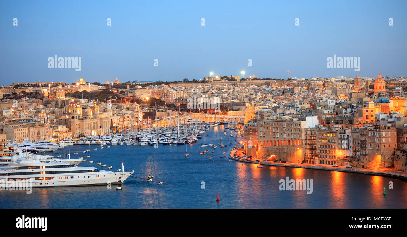 La Valletta, Malta. Il Grand Harbour, lussuosi yacht marina vista da Upper Barrakka Gardens di sera Foto Stock