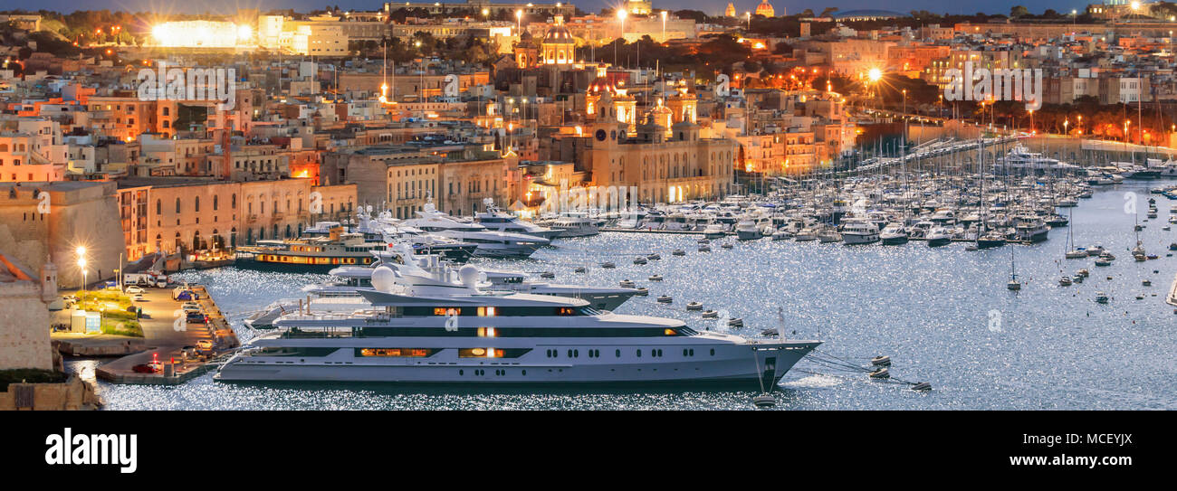 La Valletta, Malta. Il Grand Harbour, lussuosi yacht marina vista da Upper Barrakka Gardens di sera Foto Stock