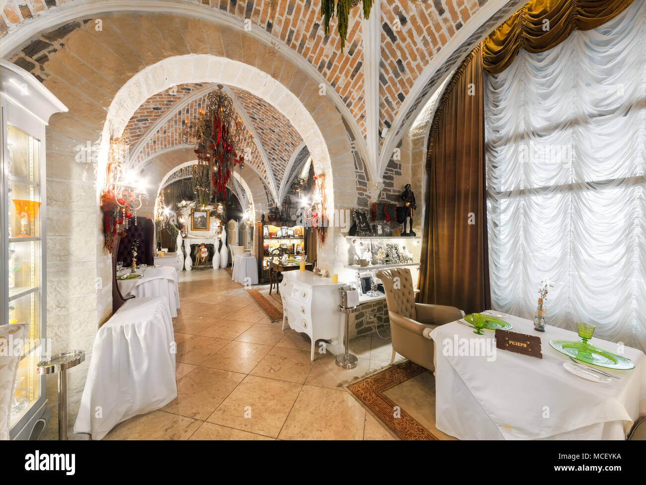 Mosca - Agosto 2014: Vintage interno del ristorante di cucina francese 'Chateau de fleurs'. Salone con volte ad archi Foto Stock