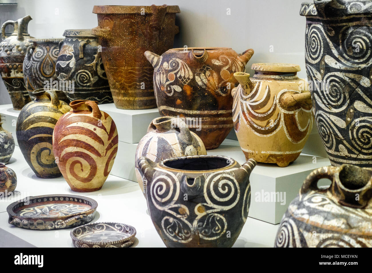 Vista del gruppo di vasi di terracotta sul display, Grecia Foto Stock