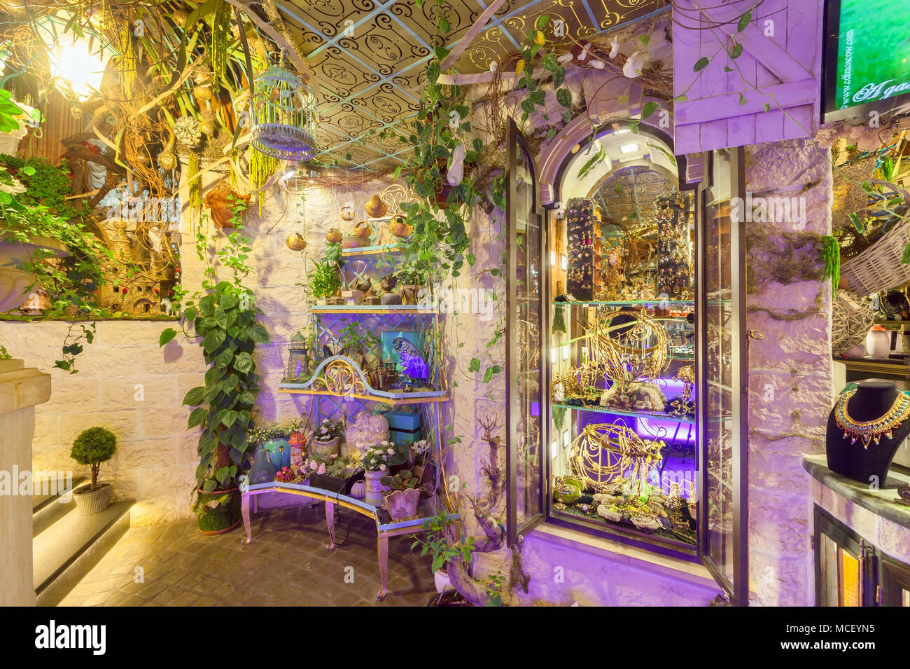 Mosca - Agosto 2014: Vintage interno del ristorante di cucina francese 'Chateau de fleurs'. Vetrina con costume jewelery accanto a un rack pieno w Foto Stock