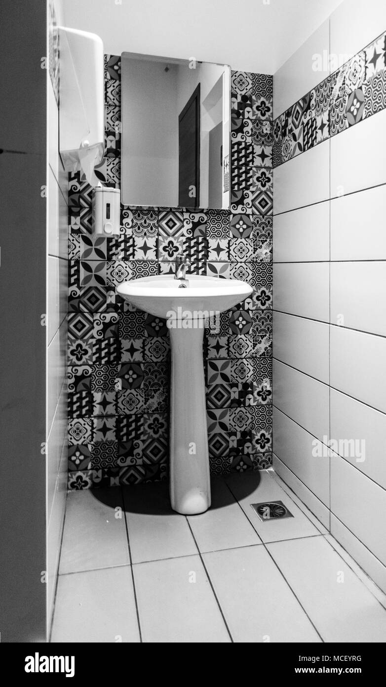 In piedi il lavandino del bagno in bagno piastrellato, Grecia Foto Stock