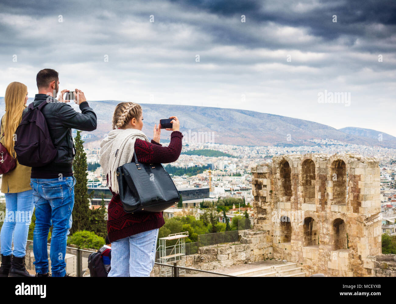 Cattura turistiche teatro di Herodes Atticus e Odeon edificio sul telefono cellulare, Atene, Grecia Foto Stock