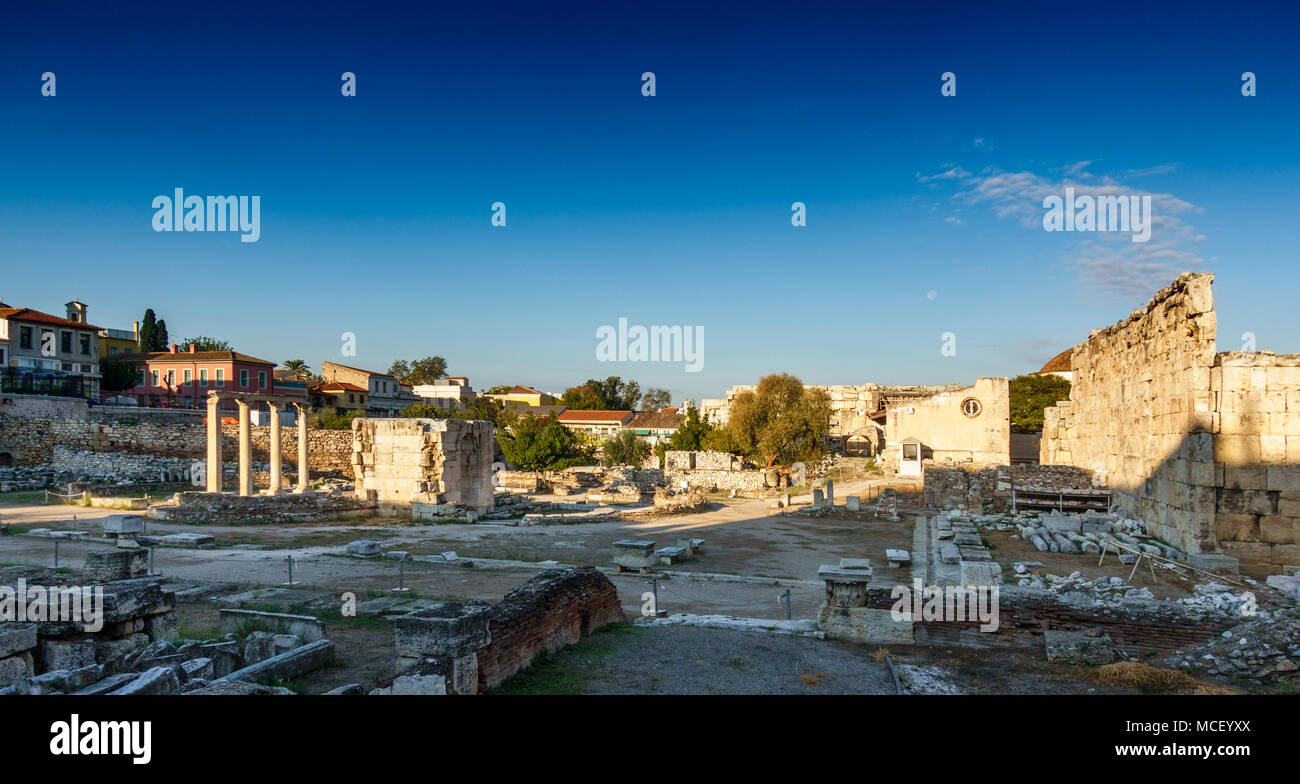 Le antiche rovine e gli edifici residenziali, Atene, Grecia Foto Stock