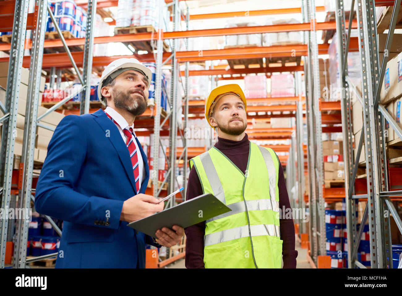 Responsabile magazzino istruire il lavoratore Foto Stock