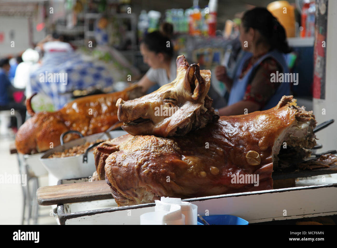 Arrosto di maiale alla testa di un mercato in Cuenca Ecuador Foto Stock