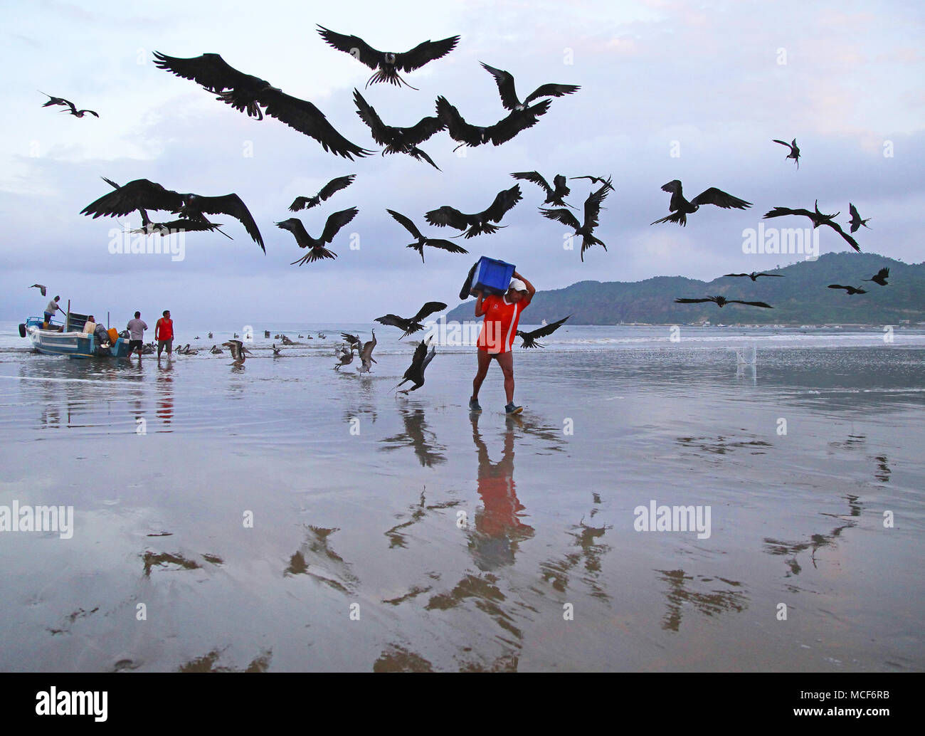 Il villaggio di pescatori di Puerto Lopez presso la costa del Pacifico in Ecuador di cattura di mattina Foto Stock