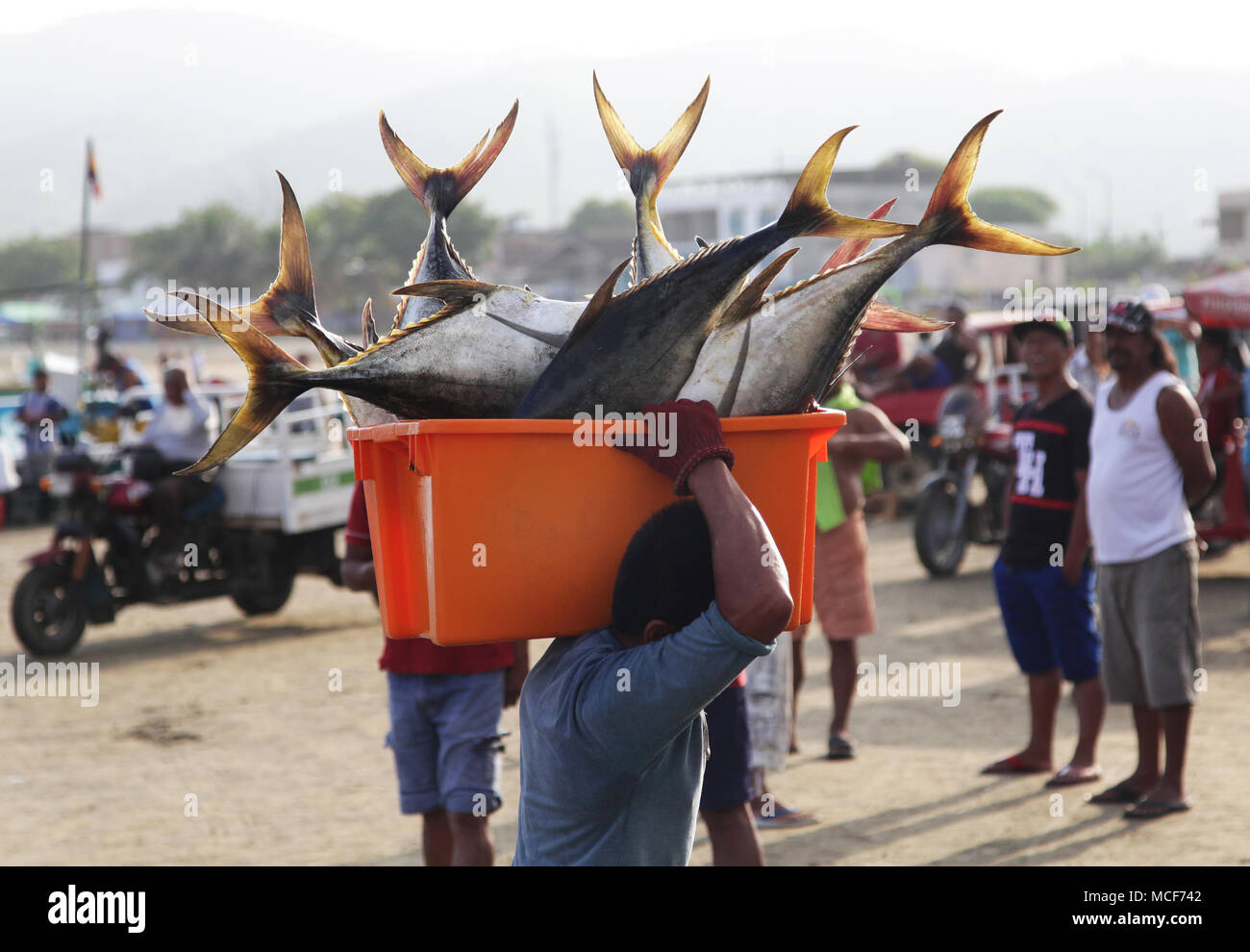 Il villaggio di pescatori di Puerto Lopez presso la costa del Pacifico in Ecuador di cattura di mattina Foto Stock