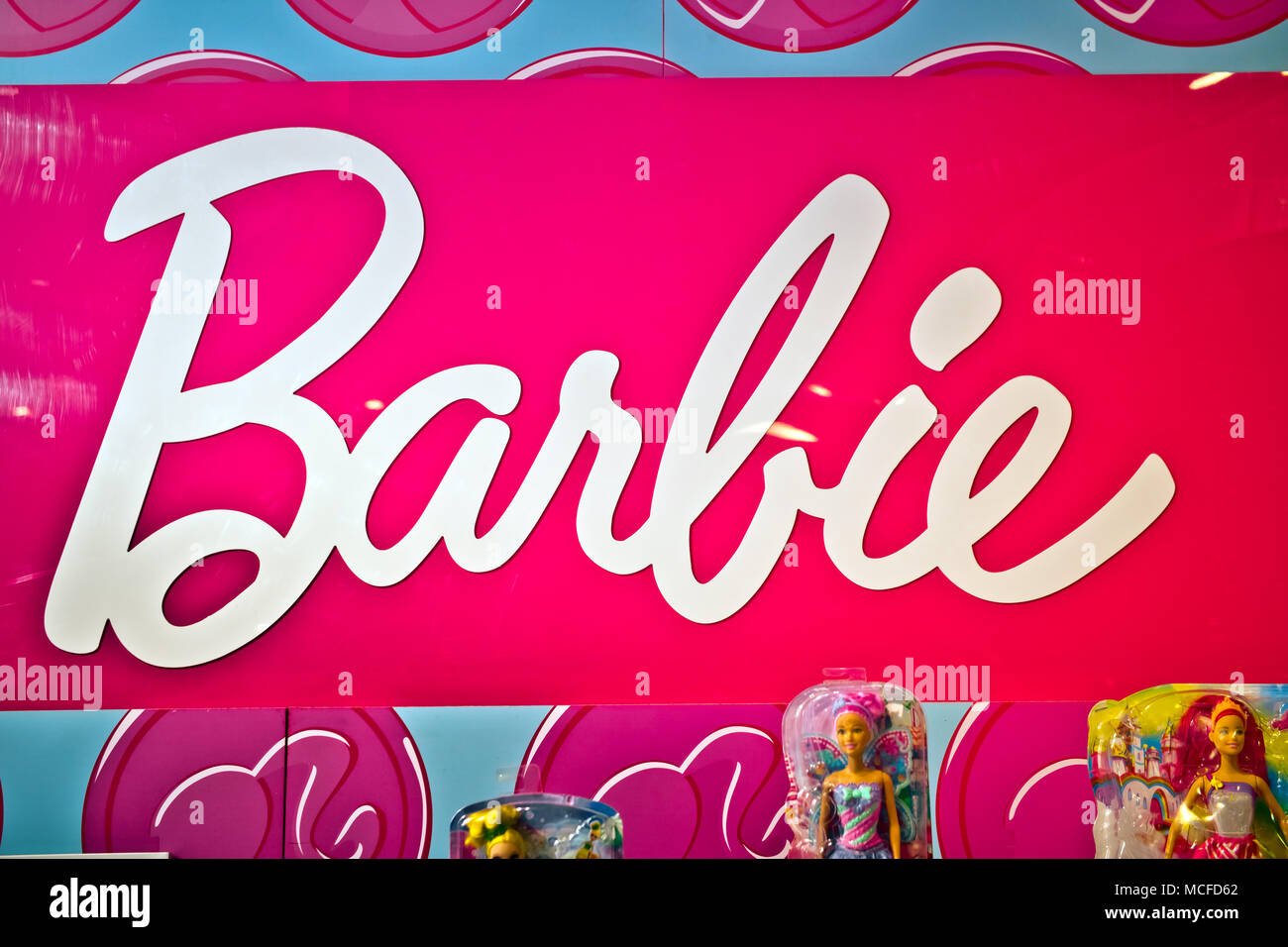 Segno di Barbie nel negozio Hamleys. Barbie è una moda bambola fabbricato dalla American società giocattolo Mattel Foto Stock