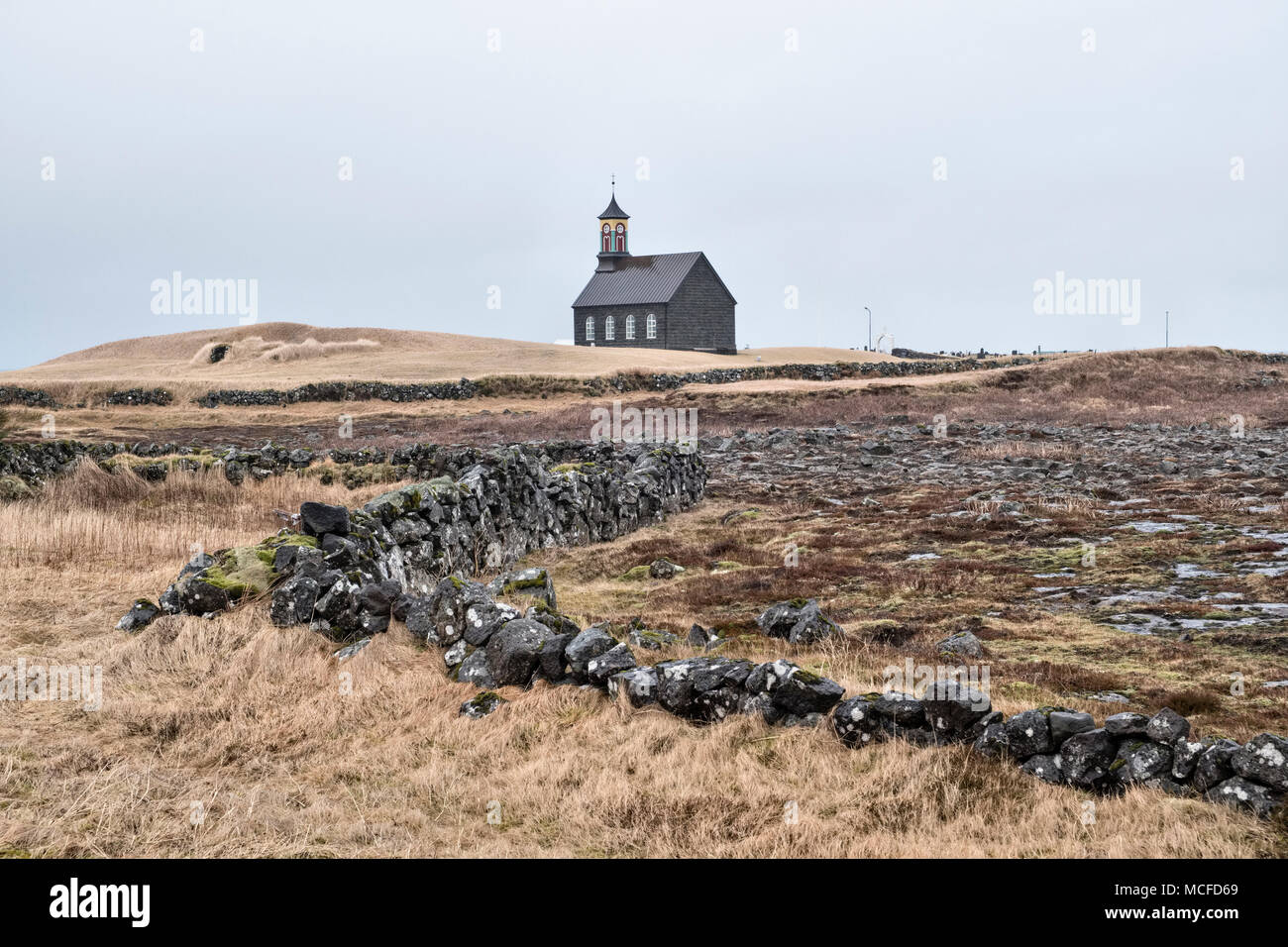 Sulla penisola di Reykjanes, Islanda. Chiesa Hvalsnes, (Hvalsneskirkja), Sandgerði, costruito nel 1887 in pietra di basalto nero Foto Stock
