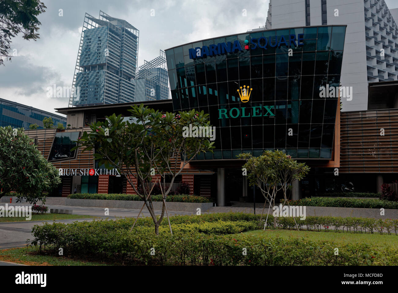 Pubblicità con marchio sull'ingresso alla baia di Marina Mall in Singapore Foto Stock