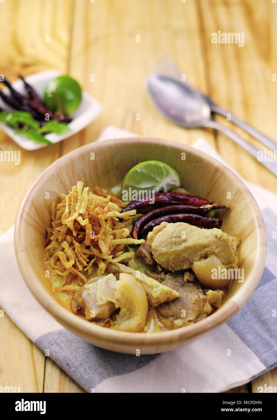 Northern tradizionale giallo curry noodle con nervatura di maiale, popolare cibo tailandese Foto Stock