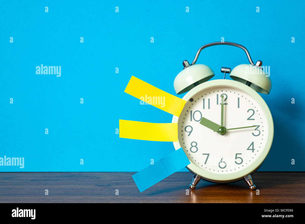 Post-it carta appiccicoso e vintage sveglia sul tavolo con copia spazio per aggiungere testo avviso qualcosa, Elenco memo e concetto di pianificazione idea. Foto Stock
