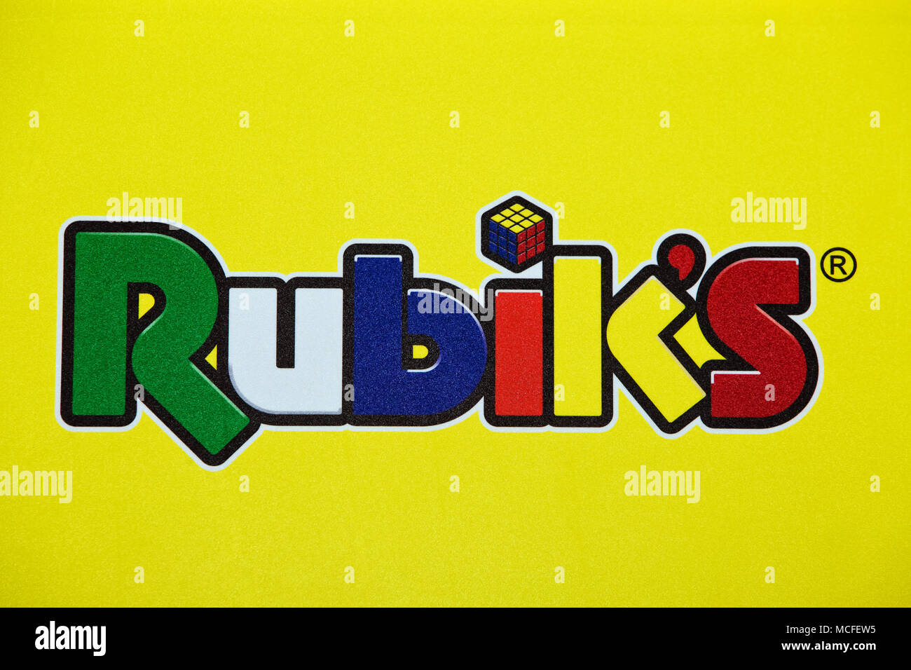 Rubik segno logo stampato sul banner. Il Cubo di Rubik è un 3-D combinazione puzzle Foto Stock