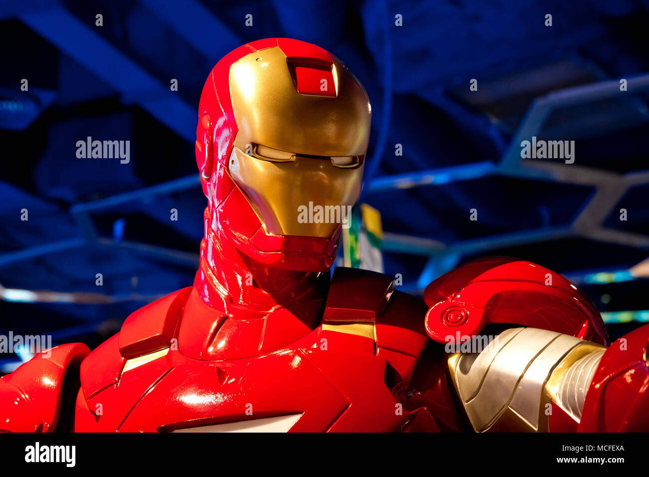 Vicino la testa del famoso super eroe Iron Man nel negozio. Iron Man è un  supereroe fictional in americano di libri di fumetti pubblicati da Marvel  Comics Foto stock - Alamy