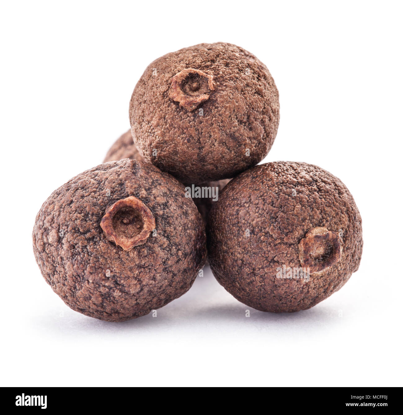 Allspices (Giamaica pepe) isolati su sfondo bianco Foto Stock