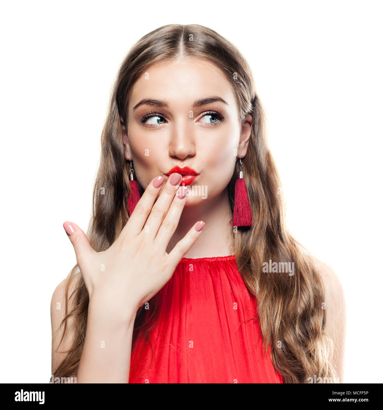 Allegra donna modello di moda con la moda orecchini, lunghi capelli ricci isolati su sfondo bianco Foto Stock