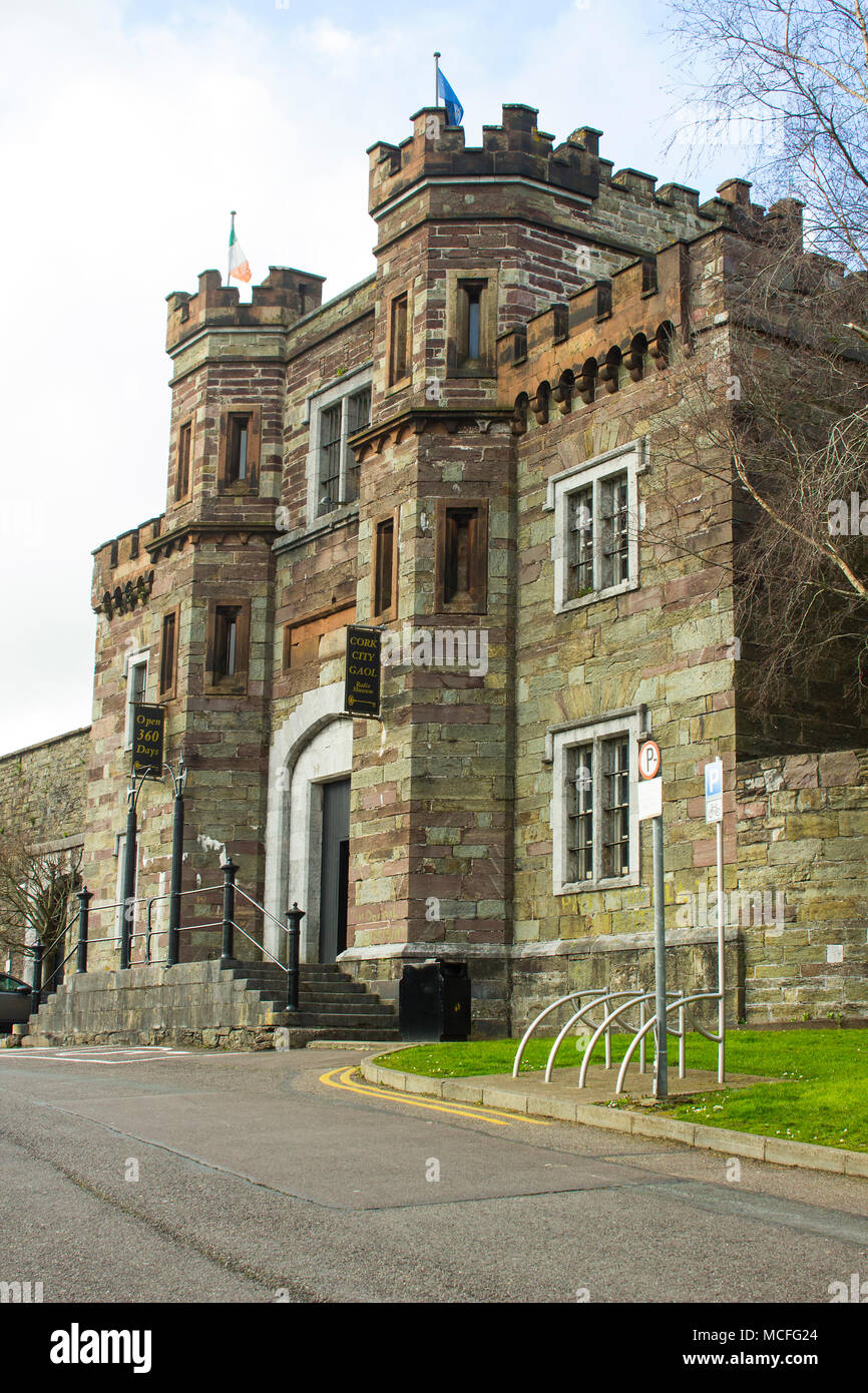 La porta anteriore e le fasi del sughero storica prigione nella città di Cork in Irlanda. Costruito durante l'epoca vittoriana questo antico edificio di pietra è ora un museo piec Foto Stock