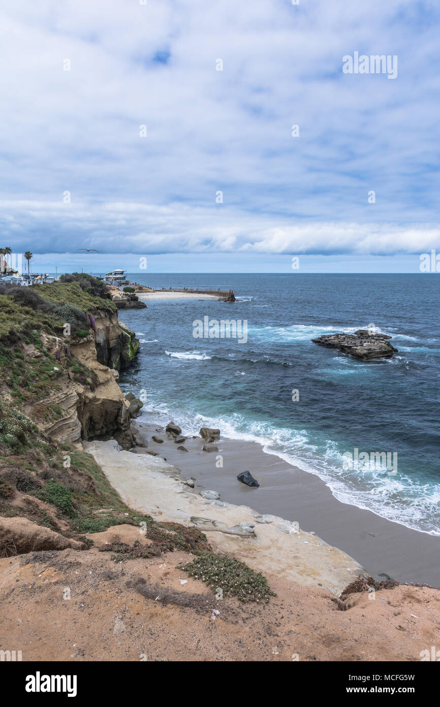 Vista della spiaggia di sabbia lungo la costa di La Jolla, California Foto Stock