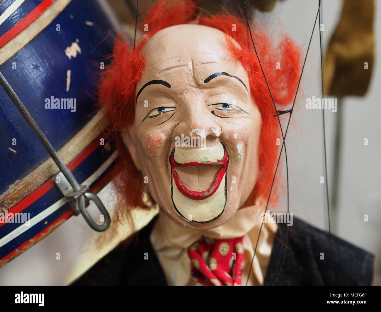 Scary clown antichi fantoccio appeso accanto al tamburo Foto Stock