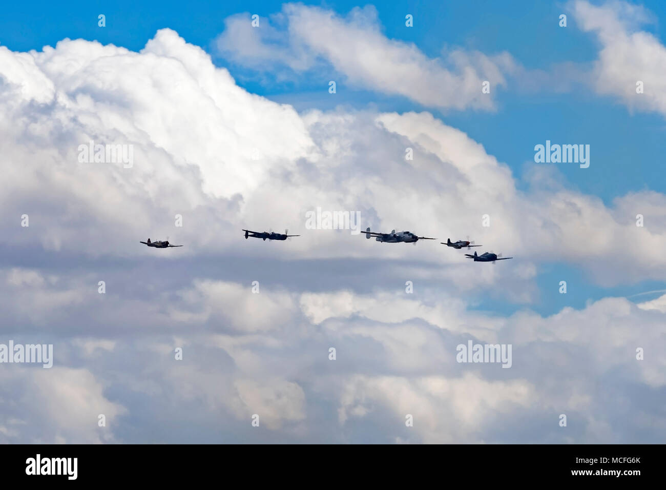 Aerei WWII aerei in un tributo formazione Foto Stock