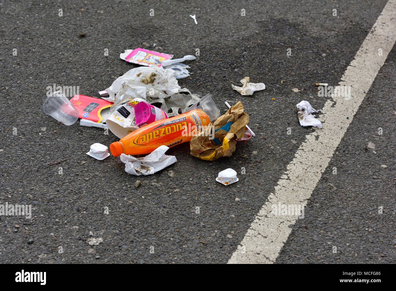 In dumping di rifiuti al di fuori di un auto in un Regno Unito spazio parcheggio per auto Foto Stock