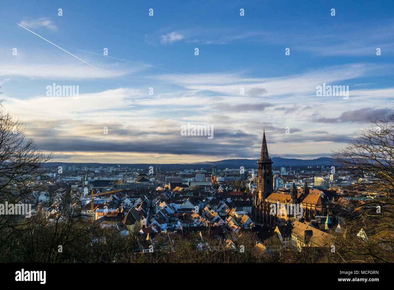 Germania, serata calda luce del sole sulla bella città Freiburg im Breisgau dal di sopra Foto Stock