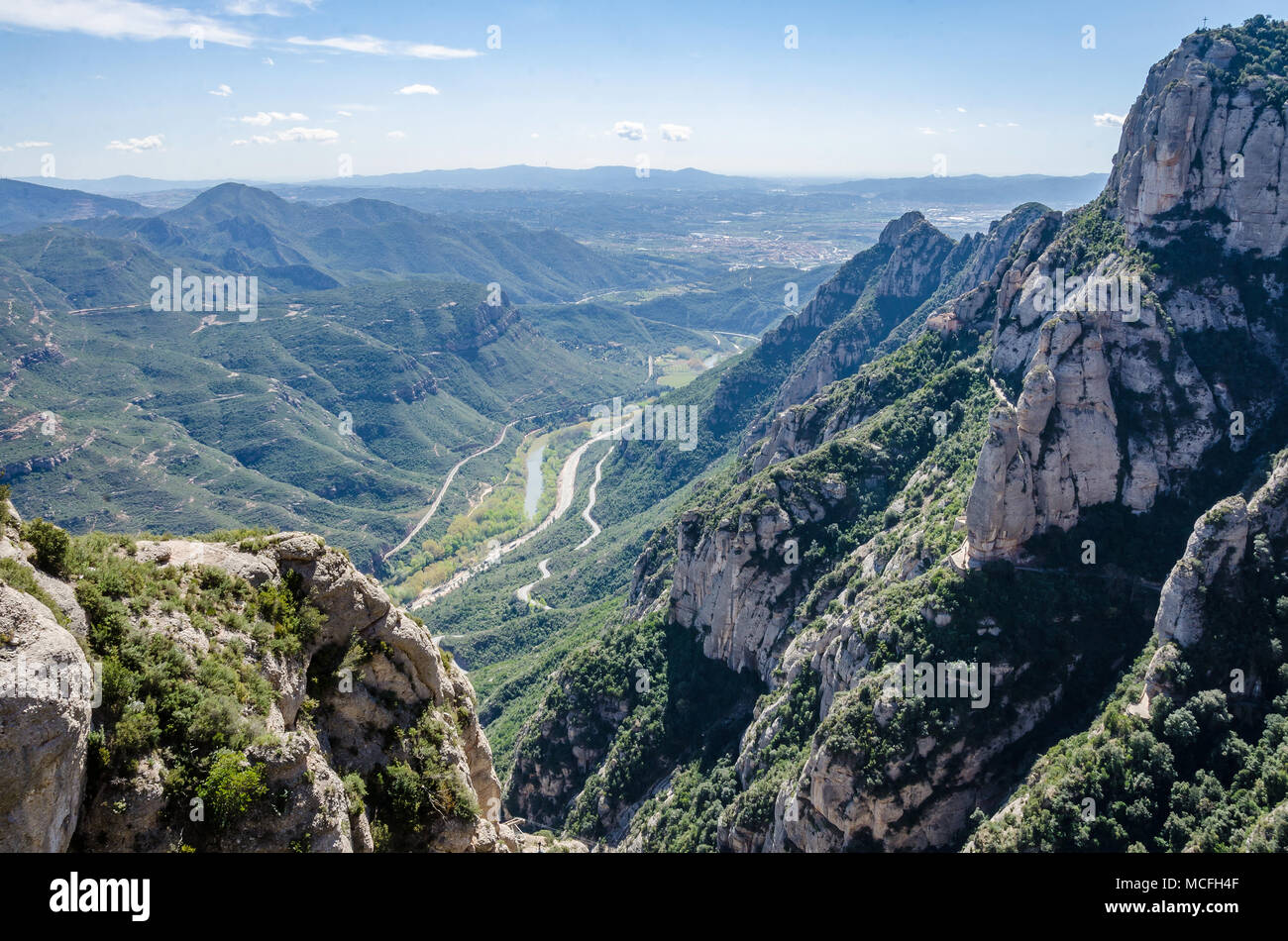Una vista della campagna circostante come si vede dall'abbazia benedettina di Santa Maria de Montserrat in Catalogna, Spagna. Foto Stock