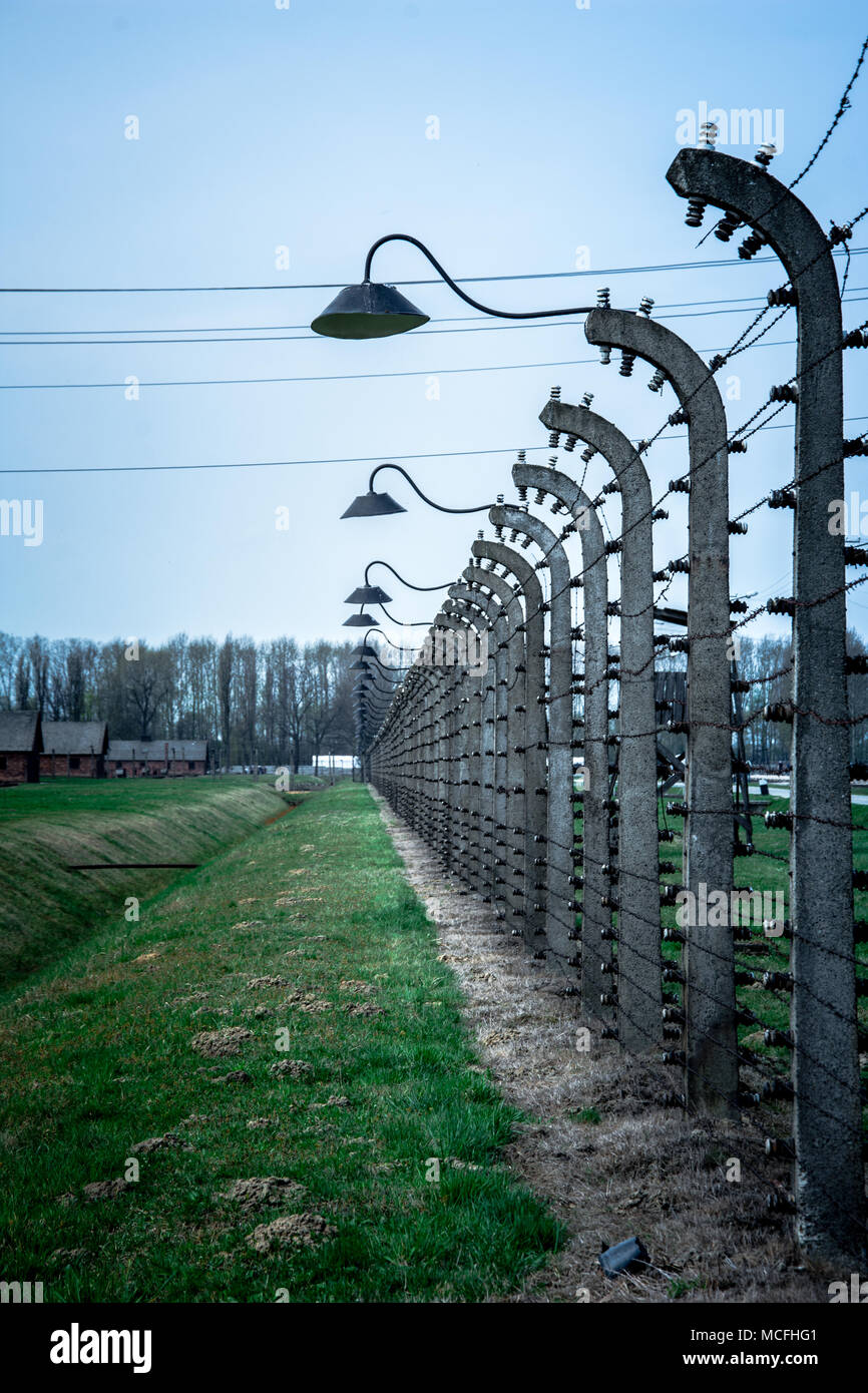 Elettrico fili spinati tedesco del campo di lavoro e sterminio nazista eredità di mondo Auschwitz Birkenau, Polonia Foto Stock