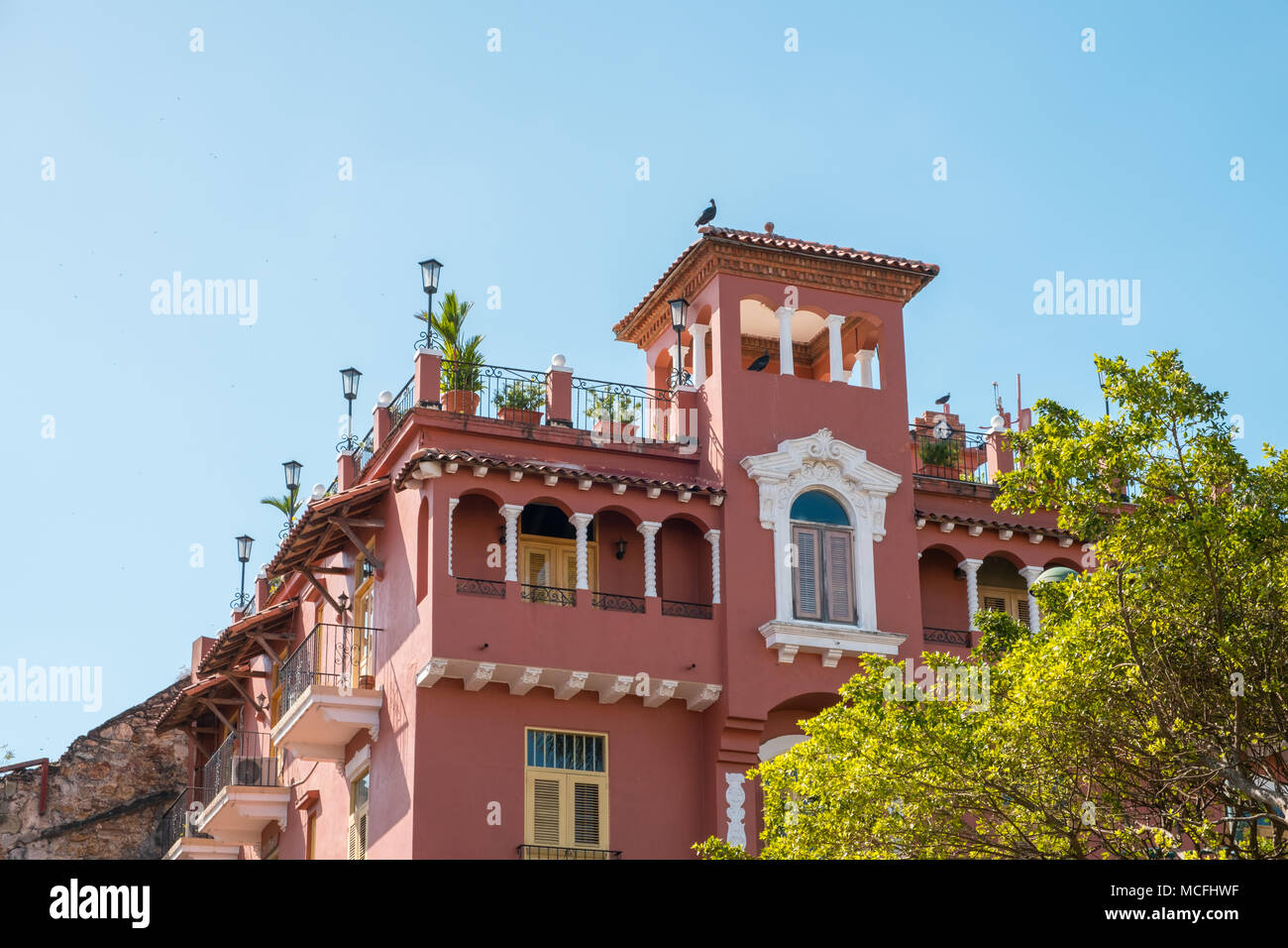 Bella e antica facciata di edificio nel centro storico della città di Panama (Casco Viejo) - Foto Stock
