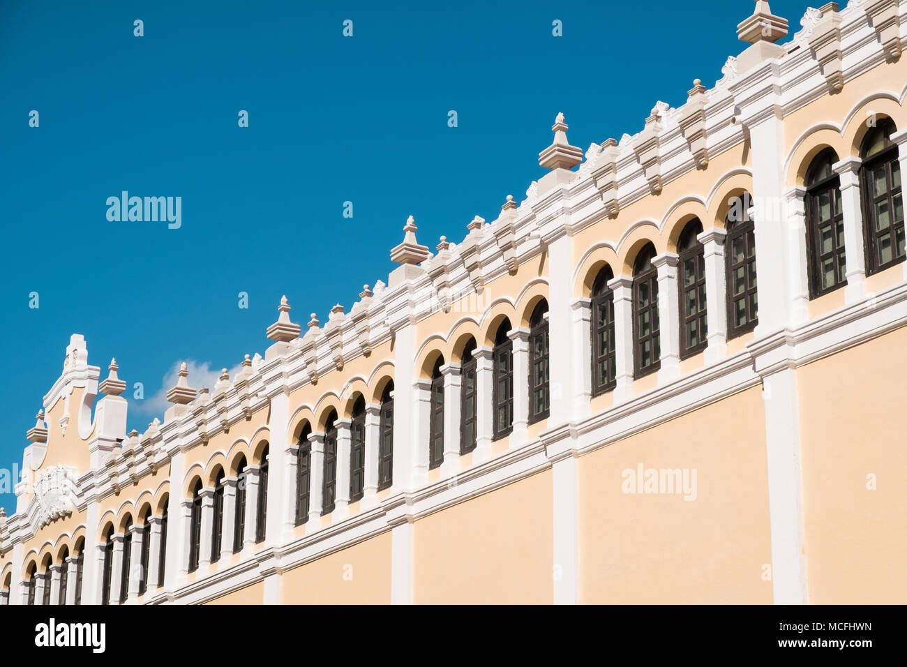 Bella facciata, la storica chiesa esterno nella città vecchia - Casco Viejo, Panama City Foto Stock
