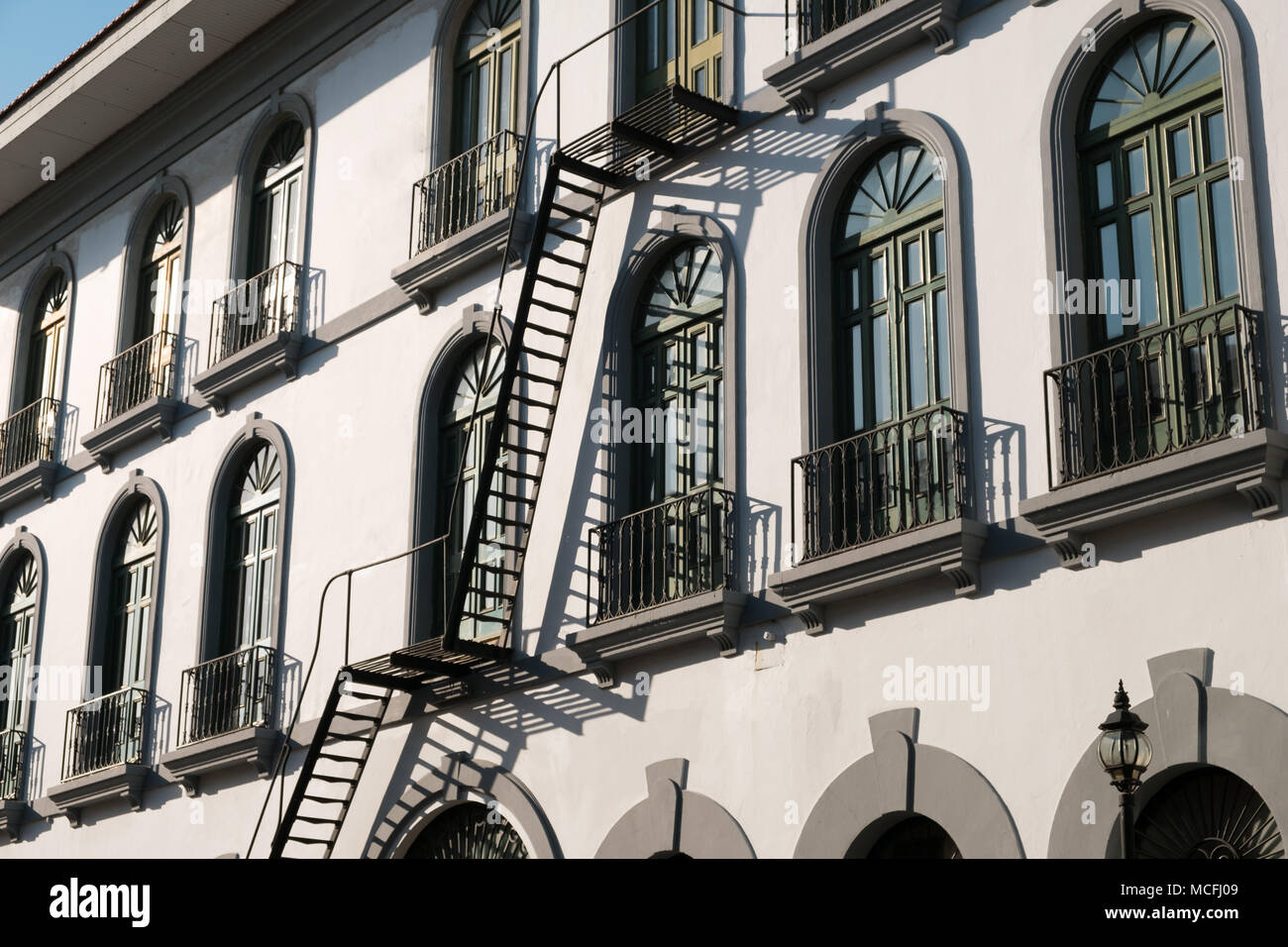 Fire scala sulla facciata, storico edificio esterno nella città vecchia Foto Stock