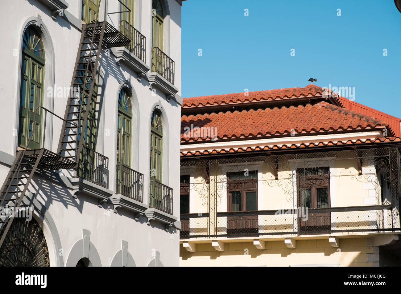 Cityscape, bella facciata e storico edificio esterno nella città vecchia - Casco Viejo, Panama City Foto Stock
