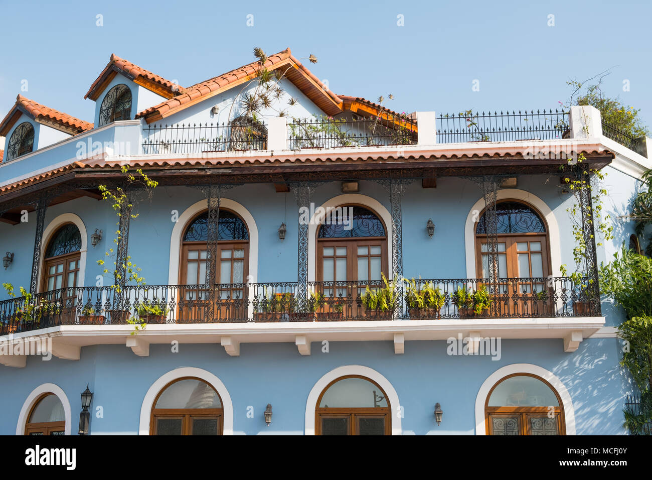 Bella facciata e storico edificio esterno nella città vecchia - Casco Viejo, Panama City Foto Stock