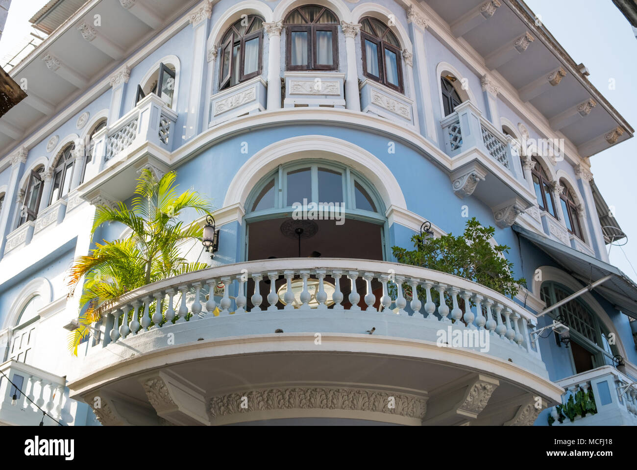 Balcone sulla splendida facciata e storico edificio esterno nella città vecchia - Casco Viejo, Panama City Foto Stock