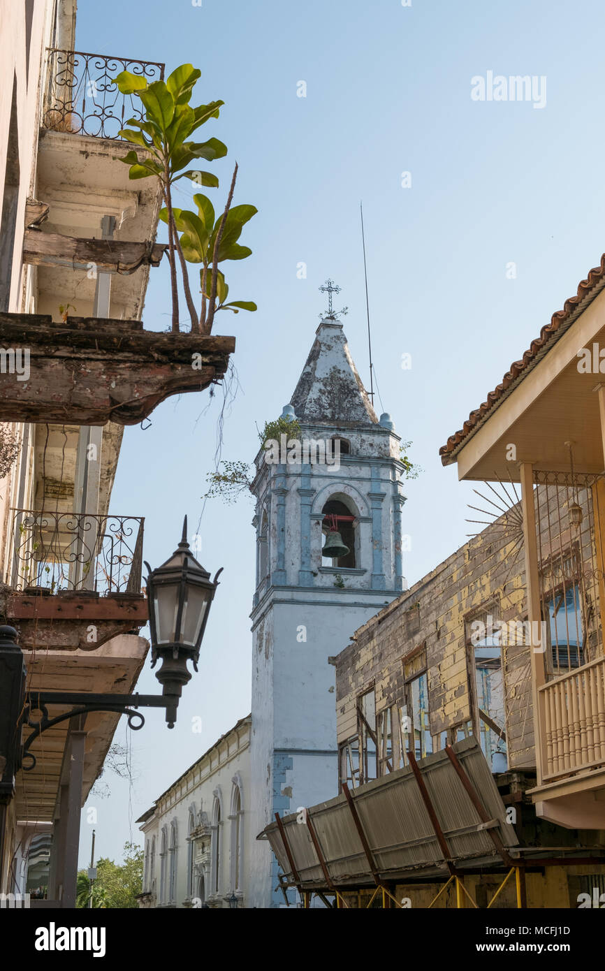 Bella facciata e storico edificio esterno nella città vecchia - Casco Viejo, Panama City Foto Stock