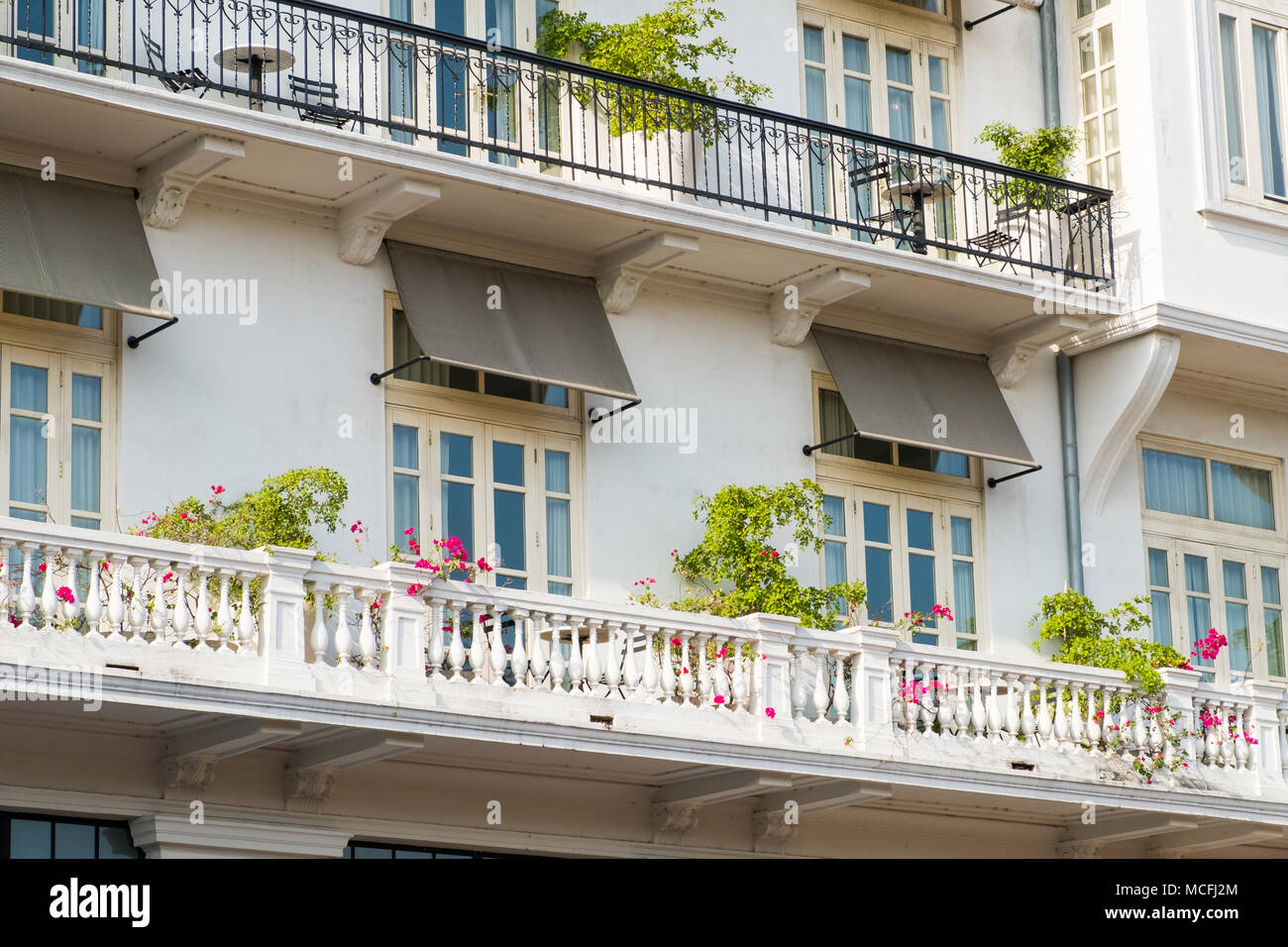 Balcone con piante e fiori , bella facciata di edificio storico nel Casco Antiguo, Panama City Foto Stock