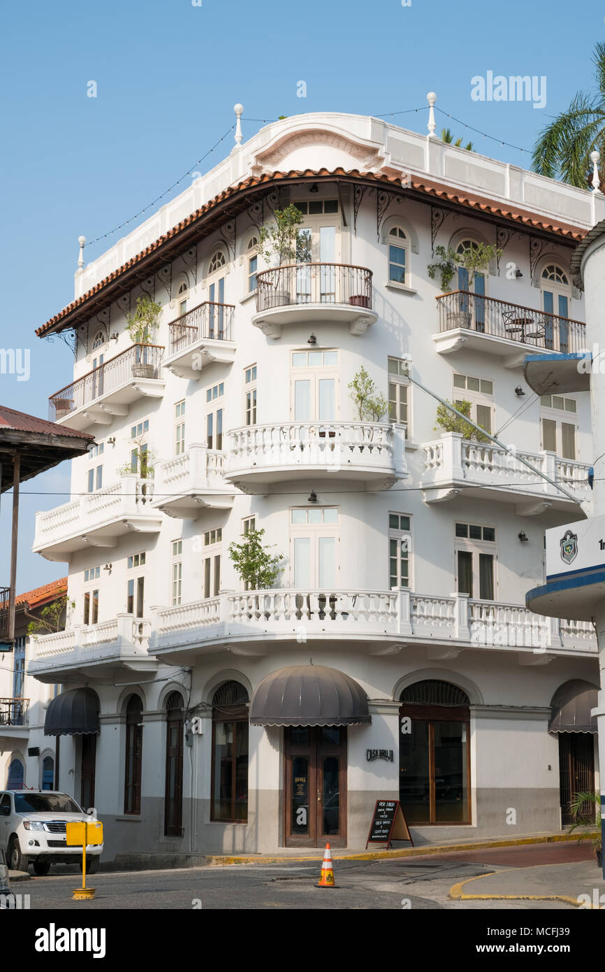 Bella facciata e storico edificio esterno nella città vecchia - Casco Viejo, Panama City Foto Stock