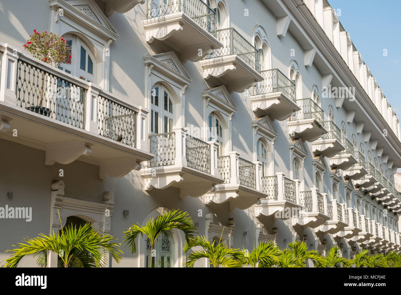 Bellissima facciata di edificio, architettura storica esterno nella città vecchia - Casco Viejo / Casco Antiguo, Panama City . Foto Stock