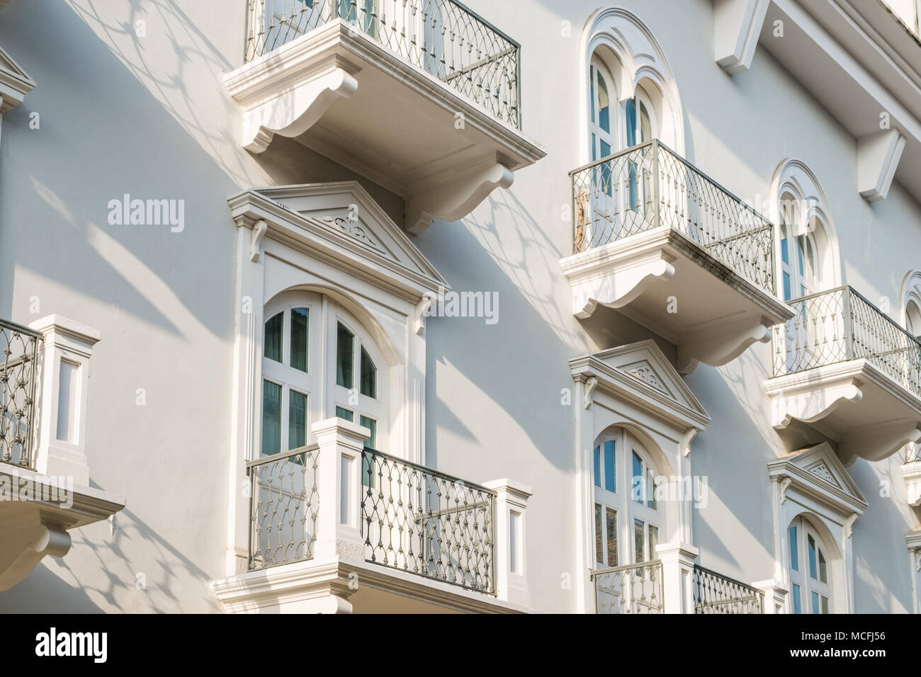 Balcone e finestre sulla bellissima restaurata facciata storica - rel estate esterno Foto Stock