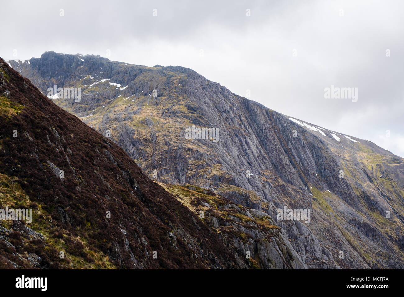 Seniors cresta sopra Idwal lastre che conduce a Glyder Fawr montagna nel Parco Nazionale di Snowdonia. Cwm Idwal, Ogwen, Conwy, Wales, Regno Unito, Gran Bretagna Foto Stock