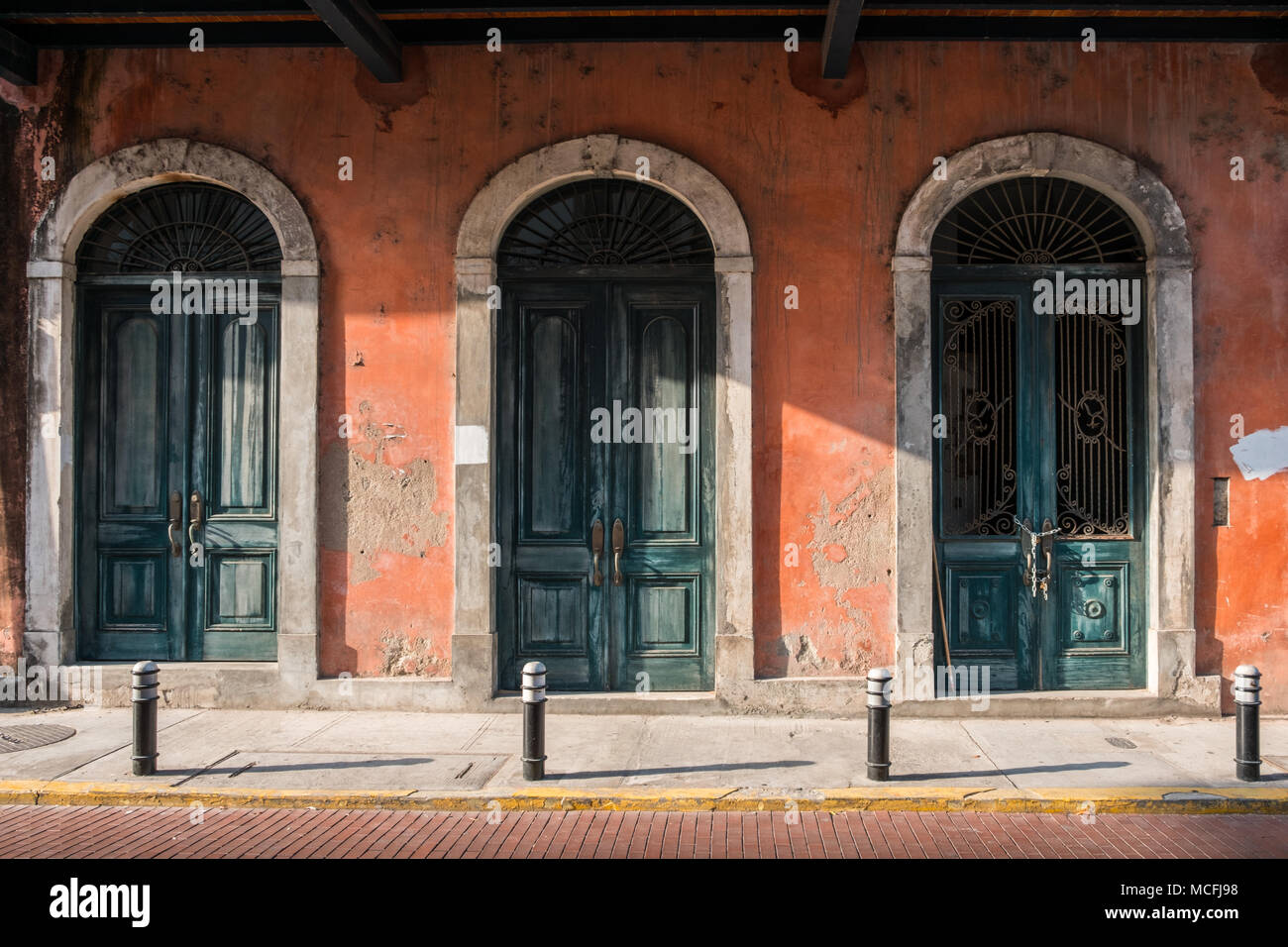 Vecchie porte in legno edificio storico della facciata, la città vecchia di Panama Foto Stock