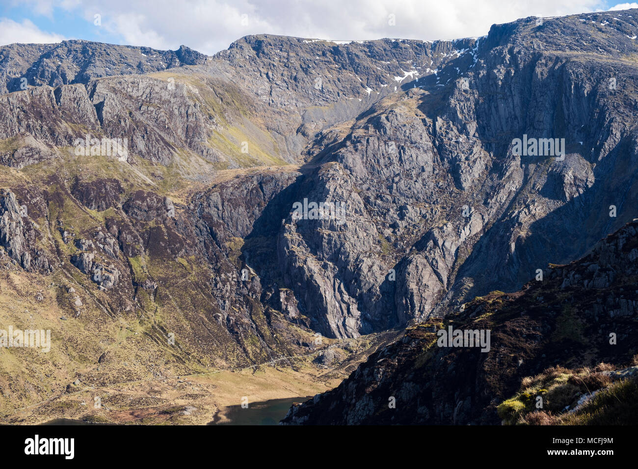 Per i seniores cresta sopra Idwal lastre rock climbing crags in Glyderau montagne del Parco Nazionale di Snowdonia. Ogwen, il Galles del Nord, Regno Unito, Gran Bretagna Foto Stock