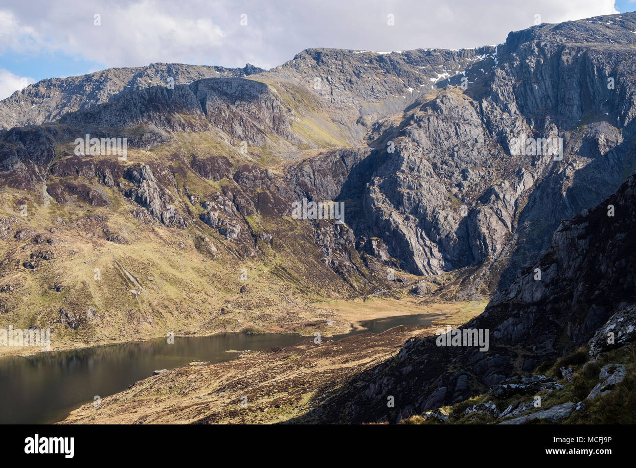 Vista di lastre Idwal e anziani cresta sopra Llyn Idwal lago in Cwm Idwal Glyderau nelle montagne del Parco Nazionale di Snowdonia. Ogwen, Wales, Regno Unito, Gran Bretagna Foto Stock